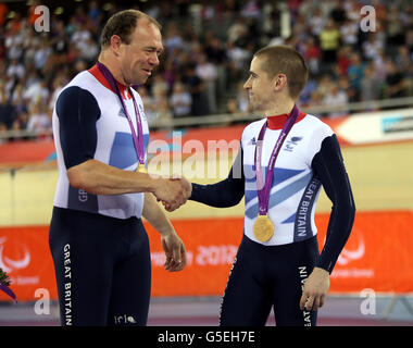 Il grande britannico Neil Fachie (a destra) si congratula con il suo pilota Barney Story (a sinistra) dopo la loro vittoria nel trial a tempo individuale maschile di 1 km al Velodrome nel Parco Olimpico di Londra. Foto Stock