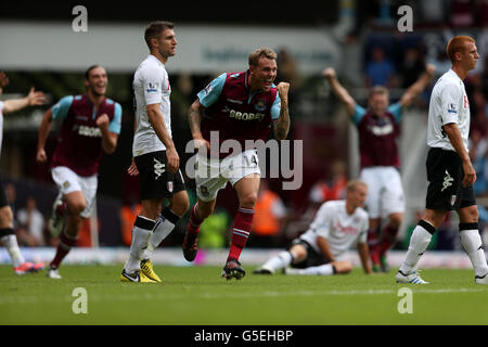 Calcio - Barclays Premier League - West Ham United v Fulham - Upton Park. Matthew Taylor (centro) di West Ham United celebra il terzo traguardo Foto Stock