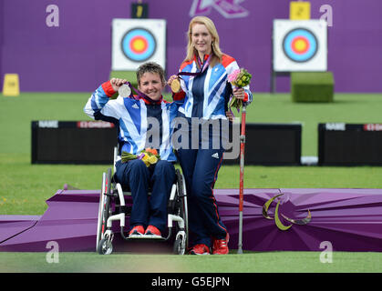 Danielle Brown (a destra) e Mel Clarke della Gran Bretagna celebrano la vittoria delle loro medaglie d'oro e d'argento nel Women's Individual Compound Open, durante i Giochi Paralimpici di Londra del 2012 presso la Royal Artillery Barracks, Londra. Foto Stock