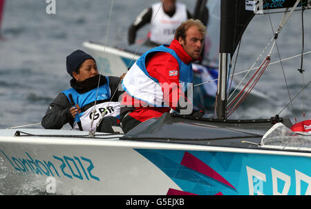 L'equipaggio inglese di Skud Alexandra Rickham e Niki Birrell durante la navigazione Paralimpica di oggi a Weymouth e Portland. Foto Stock