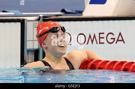 L'Eleanor Simmonds della Gran Bretagna festeggia dopo aver vinto la medaglia di bronzo nella finale femminile di 50m Freestyle - S6 presso l'Aquatics Center nel Parco Olimpico di Londra. Foto Stock