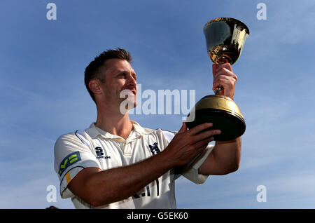 Jim Troughton, capitano del Warwickshire, festeggia la vittoria del campionato della contea di LV dopo la partita LV=County Championship Division 1 a New Road, Worcester. Foto Stock