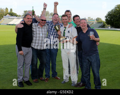 Jim Troughton, capitano del Warwickshire, festeggia con i tifosi dopo la partita LV=County Championship Division 1 a New Road, Worcester. Foto Stock