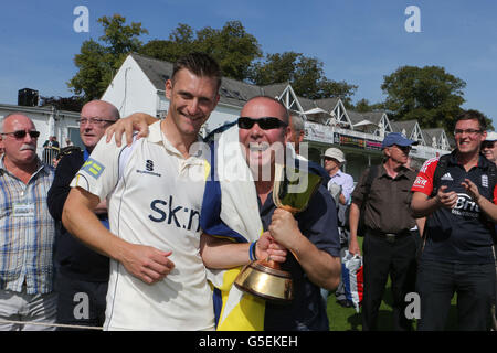 Jim Troughton, capitano del Warwickshire, festeggia con il fan 'Shady' di Kings Heath a Birmingham dopo la partita LV=County Championship Division 1 a New Road, Worcester. Foto Stock