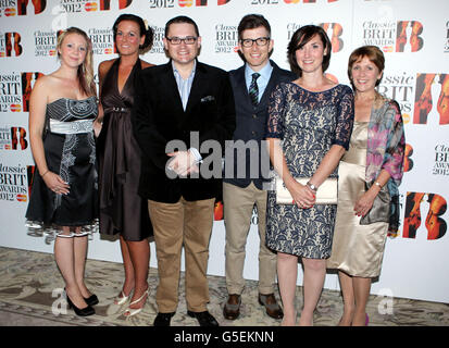 Le mogli militari (sinistra - destra) Jenna Matthews, Emma Williams, Paul Mealor, Gareth Malone, Heather Cresswell e Julie Barclay che arrivano al Classic Brit Awards 2012 con le nomination Mastercard lanciate al Savoy Hotel di Londra. Foto Stock