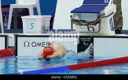 Andrew Mullen della Gran Bretagna durante il backstroke maschile di 50 m - S5 Final, durante i Giochi Paralimpici di Londra. Foto Stock