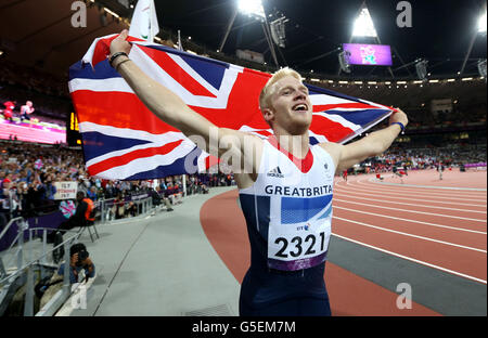 Giochi Paralimpici di Londra - giorno 8. Jonnie Peacock della Gran Bretagna festeggia mentre supera la linea per vincere la finale Men's 100m - T44, durante i Giochi Paralimpici di Londra. Foto Stock