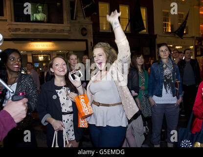 La vincitrice del concorso Samsung Amy-Leigh Ellis di Newport, Galles, scopre di aver vinto un paio di scarpe Nicholas Kirkwood, come parte della Vogue Fashion Night out su Bond Street, Londra. Foto Stock