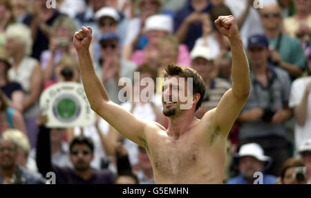 Il croato Goran Ivanisevic celebra il battimento di Marat Safin della Russia durante la loro partita finale del quarto dei Campionati di tennis al prato 2001 a Wimbledon a Londra. Foto Stock