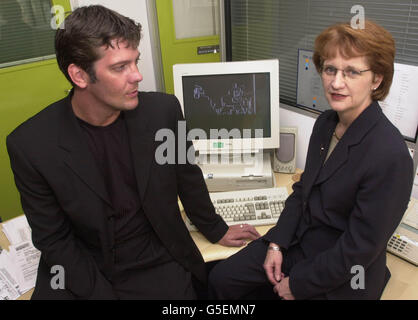 L'attore Sam Kane e il ministro dell'ufficio domestico Beverley Hughes che si raggruppano in su per sostenere la Task Force di protezione del bambino del Internet del governo come Sam sta per comparire in un episodio di Coronation Street dove gioca un uomo che sfrutta un adolescente attraverso una stanza di chiacchierata del Internet che dovrebbe essere proiettato luglio 15° 2001. PA Foto: Stefan Rousseau Foto Stock