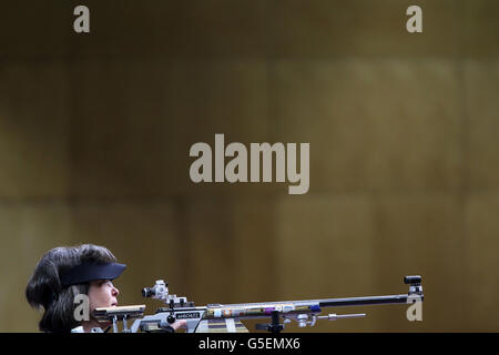 Karen Butler della Gran Bretagna spara nella R8-50m Rifle 3 posizioni femminili SH1final alla caserma reale dell'artiglieria, Londra. Foto Stock