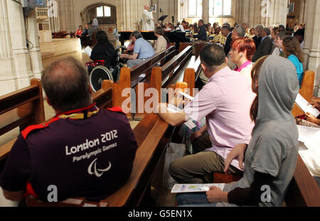 Una messa di ringraziamento per i Giochi Paralimpici si svolge presso la Cattedrale di St Georges a Southwark, Londra. Foto Stock