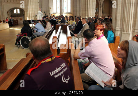 Una messa di ringraziamento per i Giochi Paralimpici si svolge presso la Cattedrale di St Georges a Southwark, Londra. Foto Stock