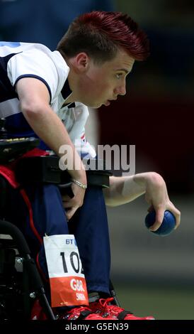 David Smith della Gran Bretagna compete nella partita di Boccia, individuale misto - medaglia d'oro BC1 contro il Tadtong di Pattaya della Thailandia durante la Paralimpica di Londra 2012 al London Excel Centre. RESS ASSOCIATION foto. Data immagine: Giovedì 23 agosto 2012. Vedere PA storia PARALIMPICI Boccia. Il credito fotografico dovrebbe essere: Chris Radburn/PA Wire. Foto Stock