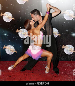 Flavia Cacacacea e Vincent Simone partecipano al lancio di Strictly come Dancing 2012, presso il BBC TV Center nella zona ovest di Londra. Foto Stock