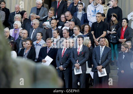 (Da sinistra) Kenny Dalglish, Ian Ayre (Managing Director del Liverpool Football Club), Jamie Carragher e Graeme Sharp si riuniscono stasera all'altopiano di St George's Place nel centro di Liverpool per una veglia in memoria delle 96 vittime del disastro di Hillsborough. Foto Stock