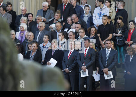 (Da sinistra) Kenny Dalglish, Ian Ayre (Managing Director del Liverpool Football Club), Jamie Carragher e Graeme Sharp si riuniscono stasera all'altopiano di St George's Place nel centro di Liverpool per una veglia in memoria delle 96 vittime del disastro di Hillsborough. Foto Stock