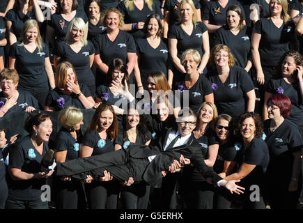 Gareth Malone e alcuni dei 650 membri del Coro delle mogli militari a Wellington Barracks a Londra, dove hanno lanciato un nuovo album e la Military Wives Choir Foundation. Foto Stock