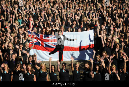 Gareth Malone e alcuni dei 650 membri del Coro delle mogli militari a Wellington Barracks a Londra, dove hanno lanciato un nuovo album e la Military Wives Choir Foundation. Foto Stock