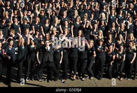 Gareth Malone e alcuni dei 650 membri del Coro delle mogli militari a Wellington Barracks a Londra, dove hanno lanciato un nuovo album e la Military Wives Choir Foundation. Foto Stock