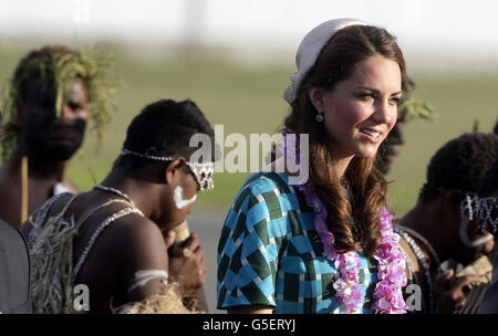 La Duchessa di Cambridge arriva all'aeroporto di Henderson, Honiara, Isole Salomone, durante il tour reale di nove giorni dell'Estremo Oriente e del Pacifico meridionale in onore del Giubileo dei diamanti della Regina. Foto Stock