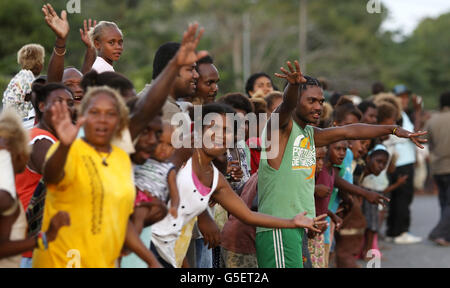 I membri del pubblico si affacciano sulle strade prima dell'arrivo del Duca e della Duchessa, Honiara, Isole Salomone, durante il tour reale di nove giorni dell'Estremo Oriente e del Sud Pacifico in onore del Giubileo dei Diamanti della Regina. Foto Stock