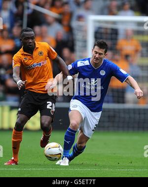 David Nugent di Leicester City (a destra) e Tongo Hamed Doumbia di Wolverhampton (a sinistra) combattono per la palla Foto Stock
