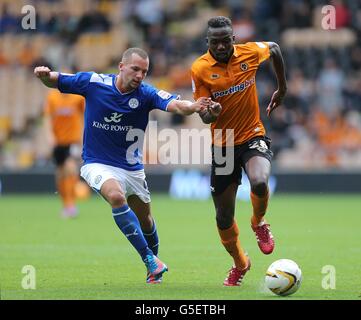 Calcio - Npower Football League Championship - Wolverhampton Wanderers / Leicester City - Molineux. Daniel Drinkwater di Leicester City (a sinistra) e Wolverhampton Wanderers' Tango Hamed Doumbia (a destra) lottano per la palla Foto Stock