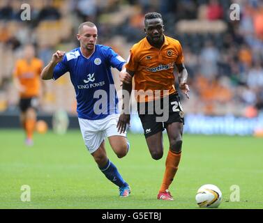 Calcio - Npower Football League Championship - Wolverhampton Wanderers / Leicester City - Molineux. Daniel Drinkwater di Leicester City (a sinistra) e Wolverhampton Wanderers' Tango Hamed Doumbia (a destra) lottano per la palla Foto Stock
