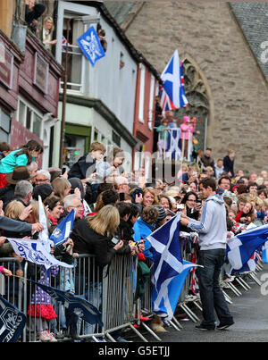 Andy Murray, campione olimpico e statunitense dell'Open, firma autografi durante una passeggiata a Dunblane, vicino a Stirling in Scozia, al suo ritorno nella sua città natale per ringraziare i tifosi per il loro sostegno. Foto Stock