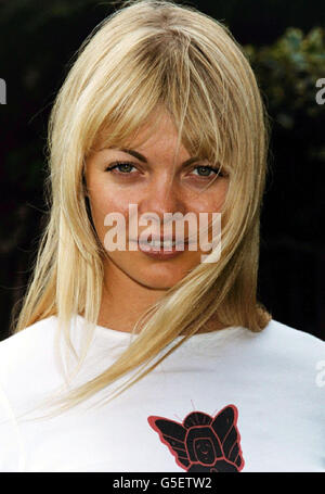 Jemma Kidd mostra il suo sostegno alla campagna "Growing Up Alone" dell'UNICEF allo Sheraton Park Towers, indossando una maglietta speciale progettata da Maya Fiennes. Foto Stock