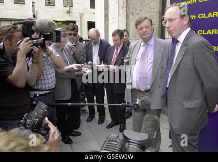 Kenneth Clarke (2° da R), contendente della leadership di Tory, mette a disposizione fotografie con l'ex Segretario agli Esteri Sir Malcolm Rifkind, che ha appoggiato la sua candidatura a diventare il prossimo leader del Partito conservatore fuori dal suo ufficio elettorale nel centro di Londra. * Sir Malcolm aveva originariamente sostenuto il presidente del partito Michael Ancram - che ora si è Unito al campo del rivale di Clarke, Iain Duncan Smith - ma ha detto che l'ex cancelliere era ora l'unico candidato con la statura nazionale a dare ai Tory la possibilità di vincere le prossime elezioni. Foto Stock