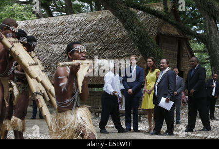 Il Duca e la Duchessa di Cambridge visitano il Villaggio Culturale delle Isole Salomone, durante il tour reale di nove giorni dell'Estremo Oriente e del Sud Pacifico in onore del Giubileo dei Diamanti della Regina. Foto Stock