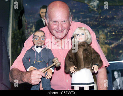 Gerry Anderson, creatore del famoso show televisivo Thunderbirds con marionette, Lady Penelope e il suo fedele maggiordomo Parker durante l'asta Fleetwood Owen's Movie & Entertainment al Planet Hollywood di Londra. Foto Stock