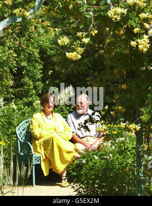 Il designer Isabelle Van Groeningen con il capo Gardener Philip Cotton gode del suo reimpianto 'Secret Garden' a Cliveden, Buckinghamshire, che è stato ufficialmente lanciato. * il giardino, completato dal National Trust, è un nuovo design basato sull'originale giardino delle rose realizzato da Geoffrey Jellicoe nel 1959. Foto Stock