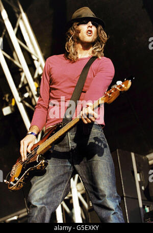 Jack Bessant della band Reef suona sul palco al Guildford Live Music Festival, a Stoke Park, Guildford, Surrey. Foto Stock