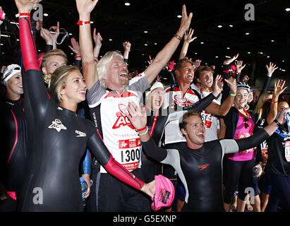 Sir Richard Branson con sua figlia Holly (a sinistra) e il figlio Sam (in basso a destra) al Virgin Active London Triathlon. Foto Stock