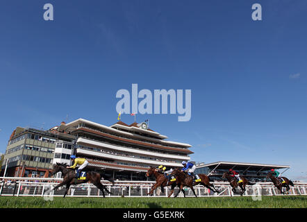 Corse ippiche - 2012 Dubai Duty Free International Weekend - 2° giorno - Ippodromo di Newbury. Moohaajim guidato da Adam Kirby sulla strada per la vittoria nel Duty Free Mill Reef Stakes di Dubai all'ippodromo di Newbury. Foto Stock