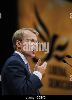 Il ministro dell'Istruzione David Laws parla alla Conferenza annuale dei liberali democratici di Brighton. Foto Stock