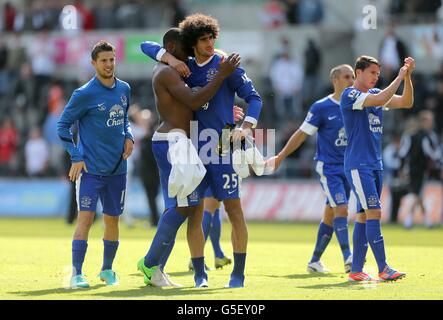 Marouane Fellaini (centro) di Everton festeggia con il compagno di squadra Victor Anichebe (centro a sinistra) dopo il fischio finale Foto Stock