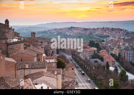 Piccola città italiana panorama sotto brignt cielo mattutino. Provincia di Fermo, Italia Foto Stock