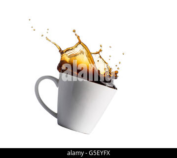 Tazza di caffè spruzzi isolato su bianco Foto Stock