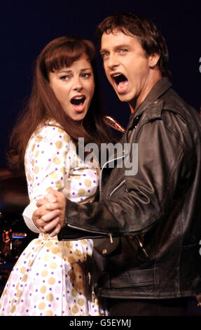 Ruthie Henshall come Peggy sue (centro) e Tim Howar come Michael durante una prova di Peggy sue si è sposato allo Shaftesbury Theatre di Londra. La prima mondiale del nuovo musical si apre a teatro lunedì 20 agosto 2001. Foto Stock