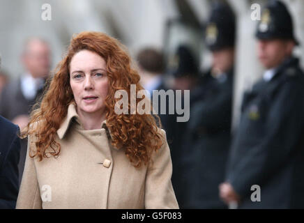 Rebekah Brooks lascia il vecchio Bailey a Londra, dove si trovano ad affrontare le accuse legate all'indagine sull'hacking telefonico. Foto Stock