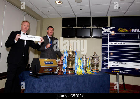 Alex McLeish (l) e il presentatore britannico delle corse Gordon Brown disegnano la lista di partenza per la William Hill Ayr Gold Cup Foto Stock