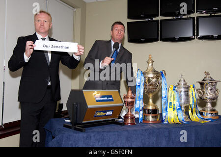 Alex McLeish (l) e il presentatore britannico delle corse Gordon Brown disegnano la lista di partenza per la William Hill Ayr Gold Cup Foto Stock