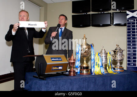 Alex McLeish (l) e il presentatore britannico delle corse Gordon Brown disegnano la lista di partenza per la William Hill Ayr Gold Cup Foto Stock