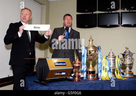 Alex McLeish (l) e il presentatore britannico delle corse Gordon Brown disegnano la lista di partenza per la William Hill Ayr Gold Cup Foto Stock