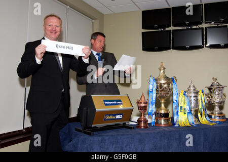 Alex McLeish (l) e il presentatore britannico delle corse Gordon Brown disegnano la lista di partenza per la William Hill Ayr Gold Cup Foto Stock