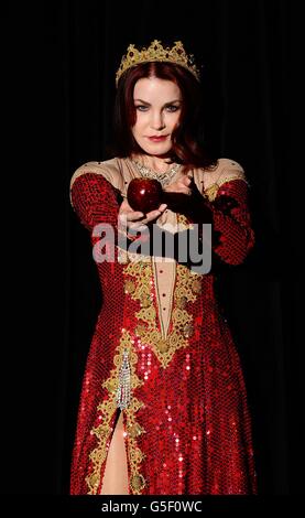 Priscilla Presley è vestita come la regina malvagia al lancio di Snow White e dei sette nani che inizierà il 7 dicembre 2012 al New Wimbledon Theatre di Londra. Foto Stock